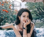 演员迪丽热巴出席巴黎时装周，高跟鞋在秀场断裂，全程踮脚优雅走完