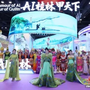 东博会时尚走秀 中国多民族服饰与东盟传统服装吸睛