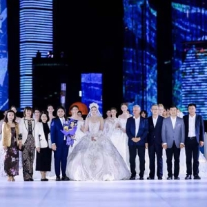 浮山湾畔时尚绮梦启航！2025中国（青岛）国际时装周盛大启幕