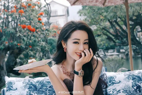 演员迪丽热巴出席巴黎时装周，高跟鞋在秀场断裂，全程踮脚优雅走完