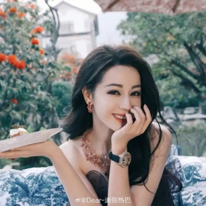 演员迪丽热巴出席巴黎时装周，高跟鞋在秀场断裂，全程踮脚优雅走完