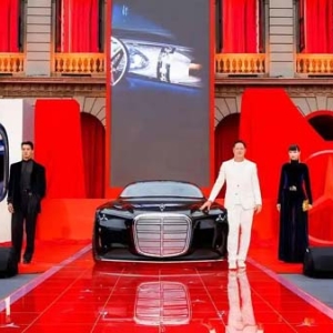 模特和汽车同台走秀，谁站C位？上海时装周最硬核的彩蛋来了！