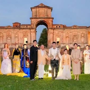 君佩黄金闪耀巴黎时装周：以黄金为媒，东方美学与世界时尚的共鸣