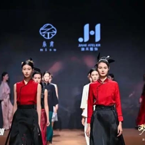 “观复潇湘”新中式湘绣服装2026春夏发布会在长沙举办