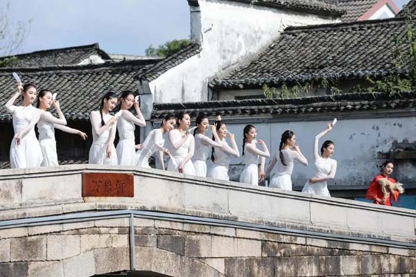 水乡古镇舞出“时尚范儿”