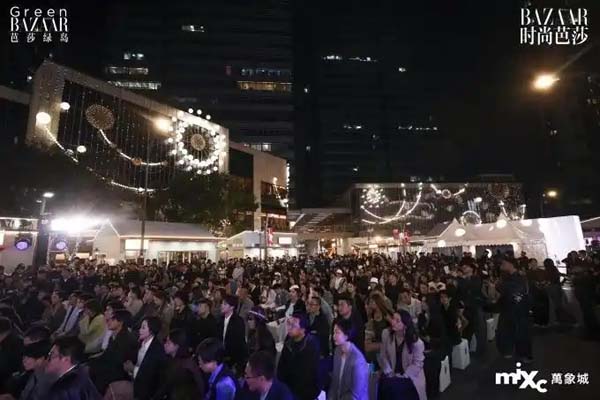 杭州万象城十五周年：一场“万象风华”时尚盛典在十字金街上演