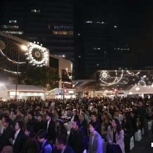 杭州万象城十五周年：一场“万象风华”时尚盛典在十字金街上演