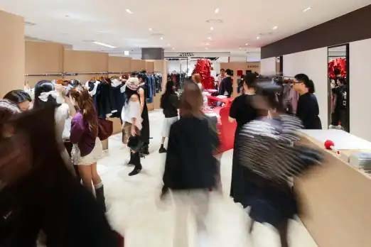 八个本土设计师品牌组团出海，蕾虎首尔快闪展现年轻创意能量