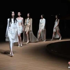 2025柯桥时尚周启幕：“托在布上的城市”走向世界舞台