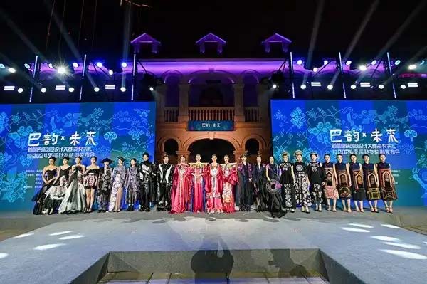 四场主题时尚大秀在观音桥商圈接续上演