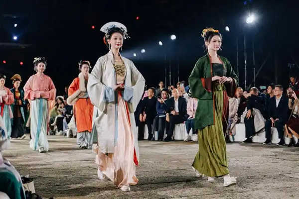 台州黄岩举行2025宋韵华服时尚设计展演活动