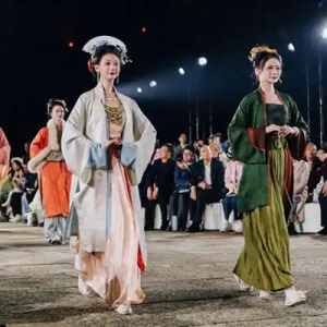 台州黄岩举行2025宋韵华服时尚设计展演活动