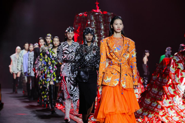 深圳时装周圆满落幕，辣条走秀成全场焦点