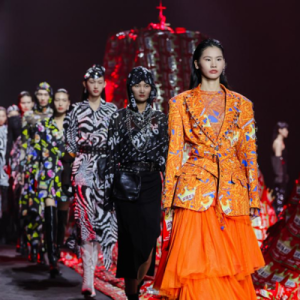 深圳时装周圆满落幕，辣条走秀成全场焦点