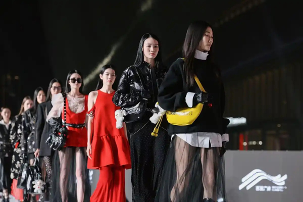 中港皮具城亮相广州时尚产业大会 联名金顶奖设计师首发新品