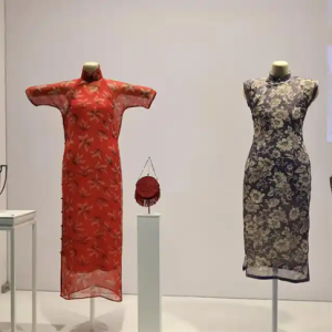 张信哲珍藏旗袍亮相上博 百年海派时尚展映摩登华影