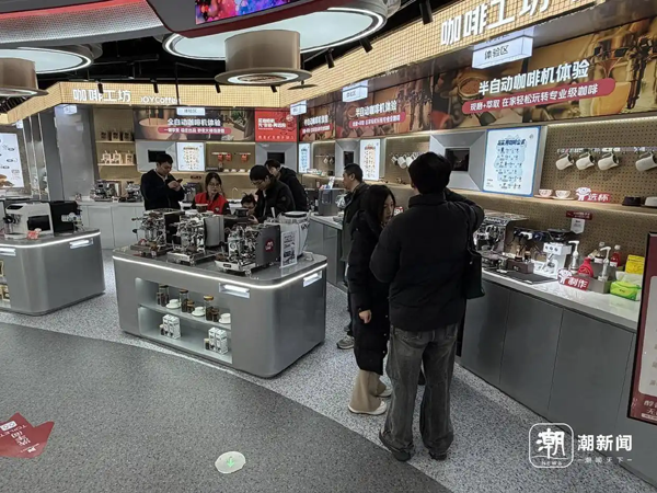 潮声丨“线上玩家”为何争相“逆向而下”？互联网品牌集体开起实体店