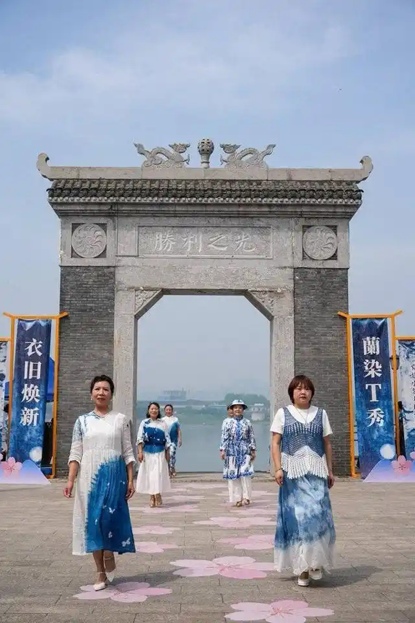 猇亭百年老街上演旧衣时装秀