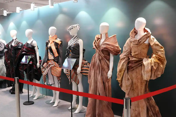 政产学共绘时尚产业新图景 浙江财经大学东方学院毕业展走进海宁中国家纺城