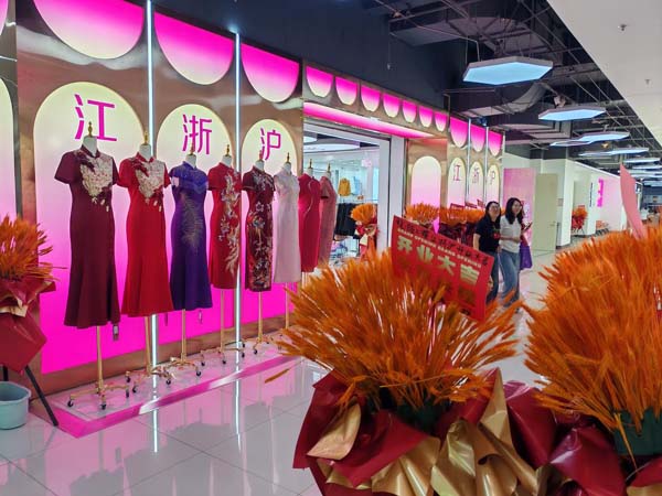 “江浙沪”品牌区带给顾客新体验，即墨40岁老服装市场向“新”而生