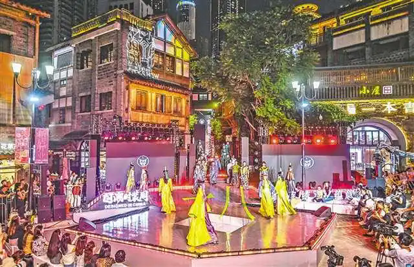 2026重庆国潮时装周启幕 山城梯坎变T台
