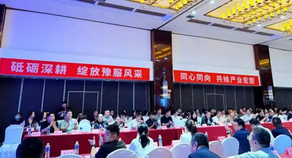 凝心聚力启新程！河南省服装行业协会五届四次理事会圆满召开