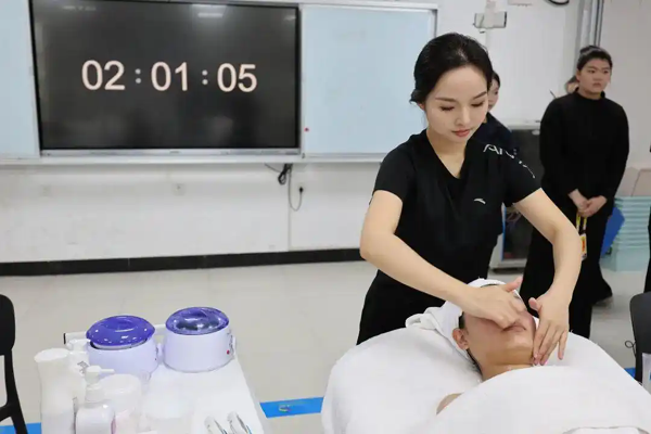 新时代的美容师得能“管理”皮肤｜新技傍身