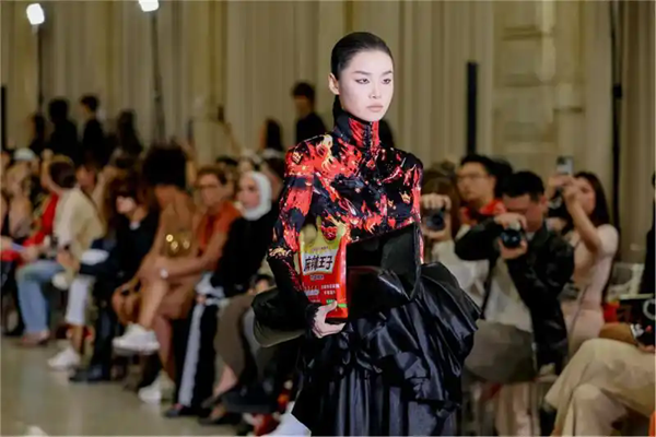 米兰时装周惊现辣条礼服，售价超10万元