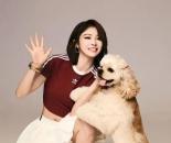 吴艳妮晒与爱犬时尚大片，露腰短裙大秀马甲线，大长腿撑起“超模气场”