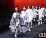 设计师贺华洲携品牌时装亮相2025中国国际时装周（秋季）