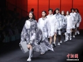 设计师贺华洲携品牌时装亮相2025中国国际时装周（秋季）