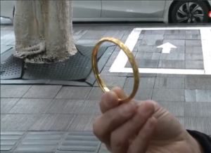 “我亏惨了！”重庆一阿姨将14克手镯换成9克又给金店2200元回应