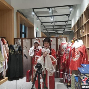 “90后”川妹子让汉服登上悉尼舞台 推出虎年主题新作品