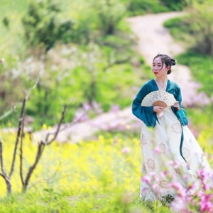 万亩桃花开，美景侯佳人成都东部新区第二届东麓桃花美食季开幕