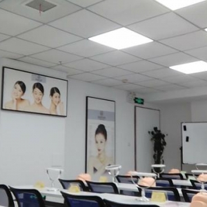 3·15晚会曝光丨女孩打玻尿酸致脑梗！揭秘医美速成班：0基础学员6天拿高级证书