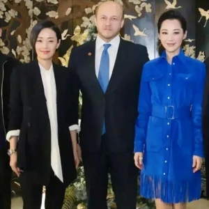 许晴和小7岁的马伊琍同框，没看出年龄差，穿衣风格挺有个性