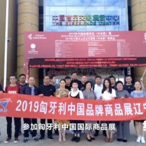 家庭作坊也能参与出口？东北服装小散“抱团出海”，卖到全球！辽宁海城年出口额达45亿 ...