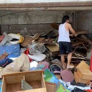 985高校毕业生“捡破烂”：月入过万过着极俭的生活
