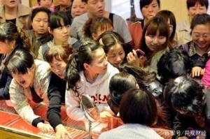 电商沉浮10年，阿里京东连番变革，“笨小孩”唯品会坚守特卖