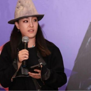 “民族时尚秀”发起人白玫发表讲话，呼吁推动民族文化传播