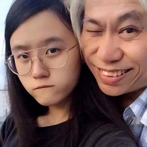 轰动一时的“爷孙恋”，9年后他们靠男方卖藏品生活，还幸福吗？