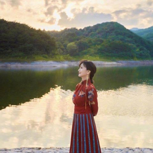 赵雅芝带火了一种裙子叫“上面旗袍，下面汉服”，复古又减龄！