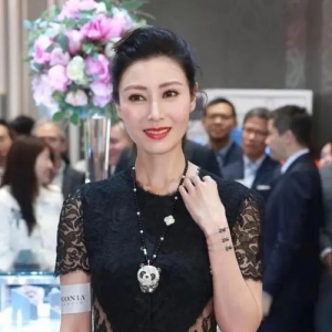 港媒太实在了，李嘉欣的图不P就放出来，真实状态一目了然！