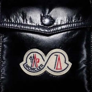Moncler在国内电商首开旗舰店，首发70周年限量新品