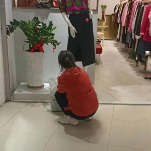 福建：女孩蹲在服装店前哭，两件衣服买1000多，老板不同意退款