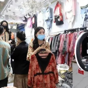 “中国服装第一街”拒绝直播，润滑剂失灵，直播电商因何犯众怒？