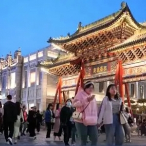 古色古香碰撞潮流时尚！重庆磁器口古镇后浪片区开街，年轻群体成主力军 ...