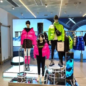 高温下，上万元鹅羽绒服打5折引发争抢，排队进店时间长达4小时