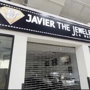 用锤打碎柜子、对店员喷辣椒水 美珠宝店被0元购