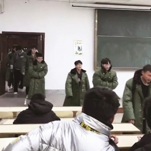 军大衣成今冬时尚单品 网友：不是羽绒服买不起，而是军大衣更有性价比